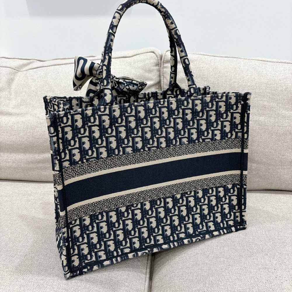 90% NEW BOOKTOTE, DIOR MEDIUM SIZE PICTURE UPDATED - Picture 4 of 10